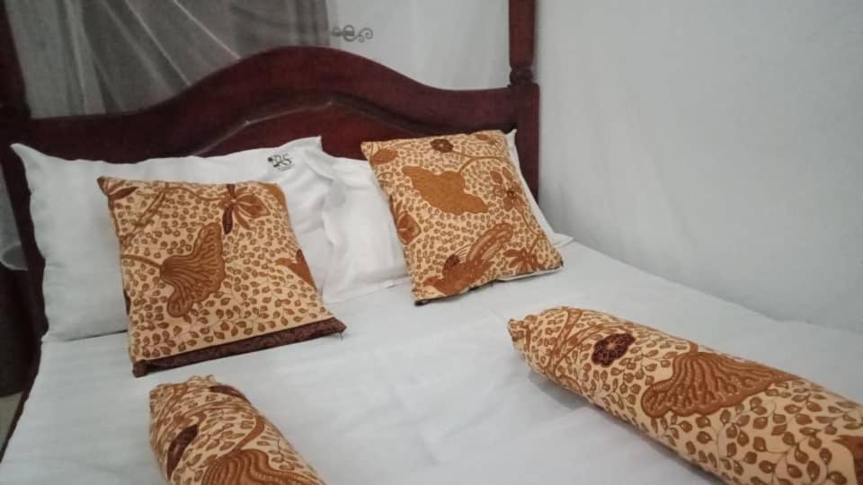 Riverside Resort Hotel Kabale Экстерьер фото